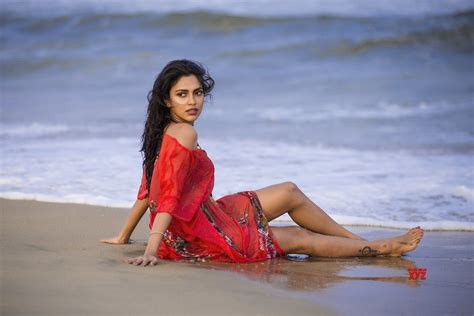 amala paul hot sexy images|Glamorous pictures of Amala Paul from her beach vacation will。